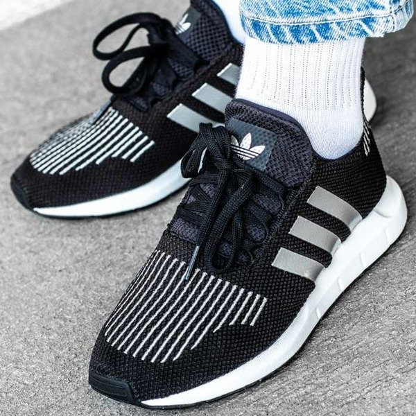 Buty sportowe damskie Adidas Swift Run (CQ2597)